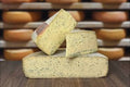 Fromage à raclette à l’ail des ours au lait cru